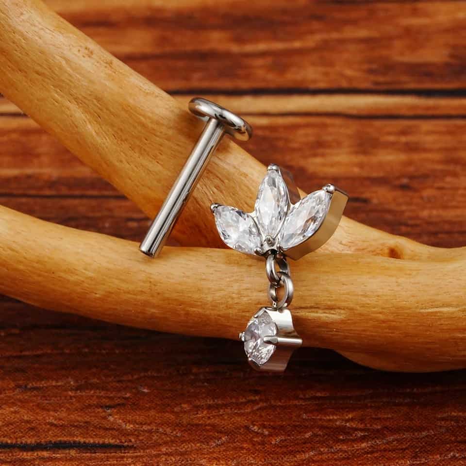 Lotus en titane avec labret fileté de gemme pendante